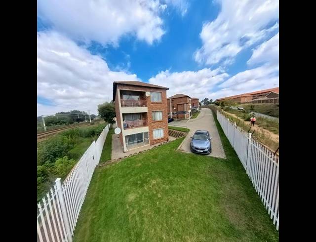 2 BEDROOM TOWNHOUSE FOR SALE IN BIRCHLEIGH